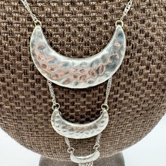 Long tiered hammered silver crescent tassel necklace - Picture 5 of 7